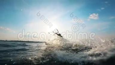 一个赤鸢骑着木板泼水.. 风筝冲浪风筝板。
